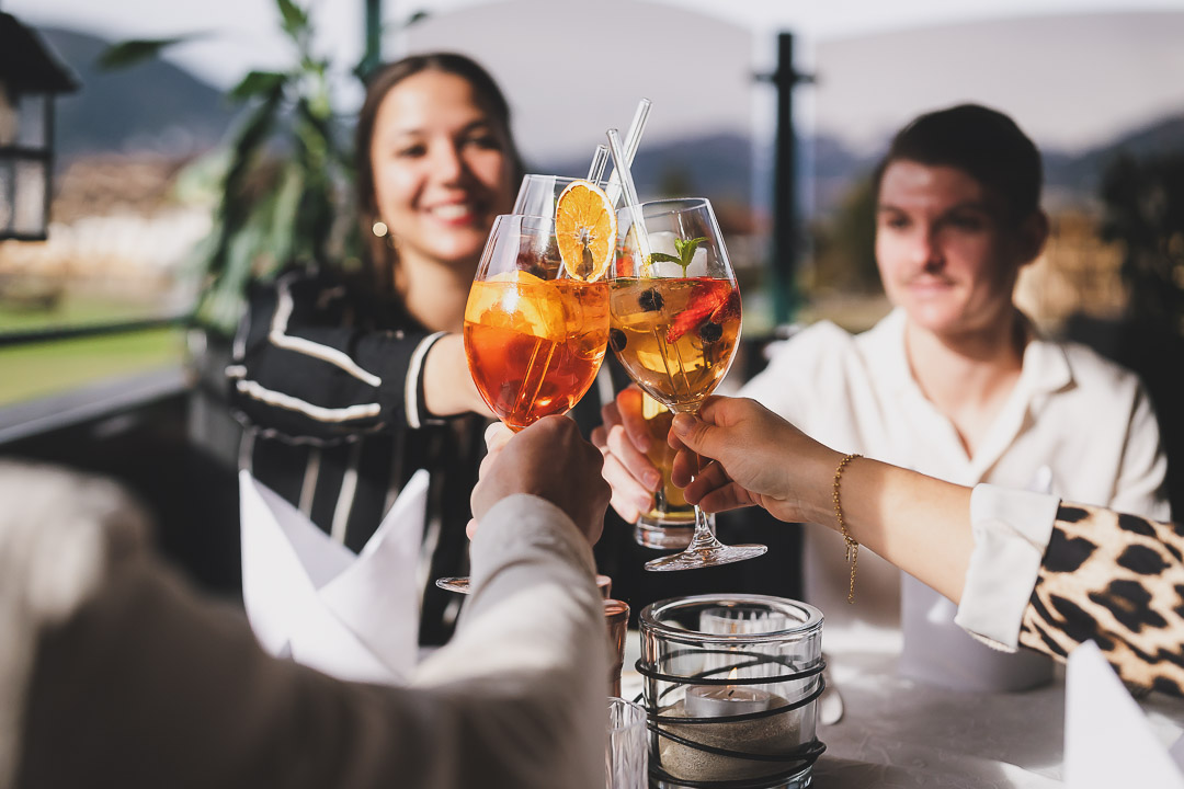 Drinks auf der Terrasse im Grainer's Dorfstadl