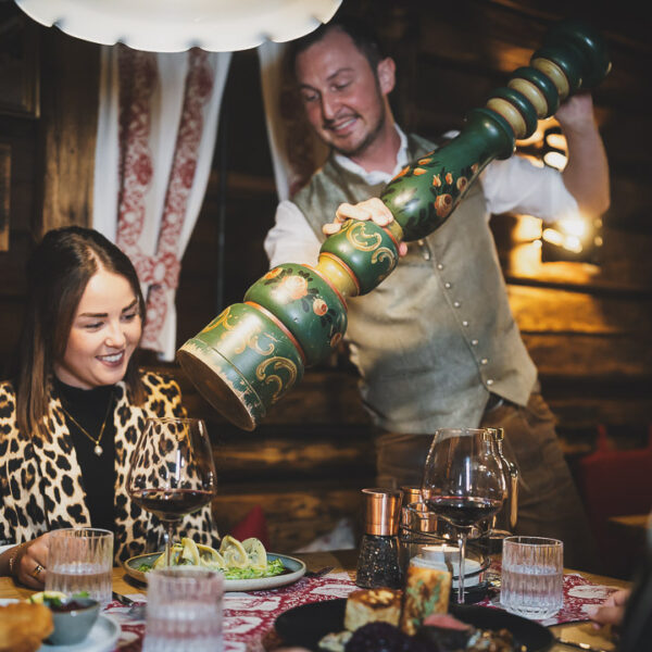 Gastgeber Johannes mit einer riesigen Pfeffermühle zu Tisch am Werk