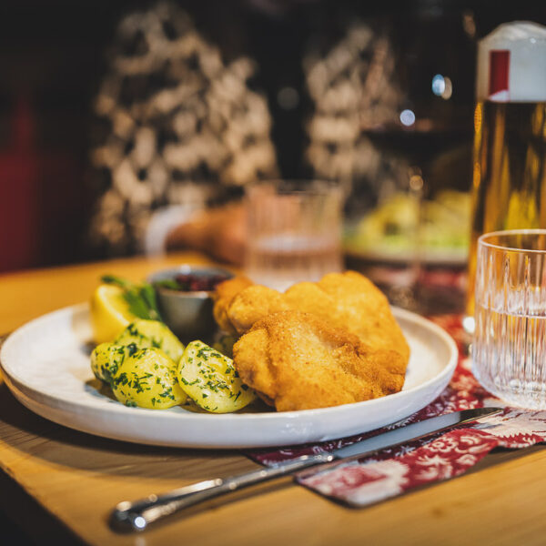 Wiener Schnitzel mit Preiselbeeren und Petersilienkartoffeln dazu ein Seiderl Stiegl Bier