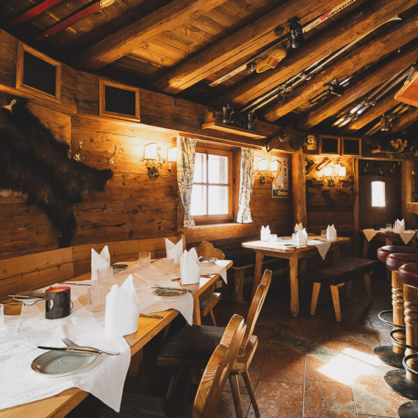 Die Ski Alm - separate Stube mit viel Holz und Naturstein