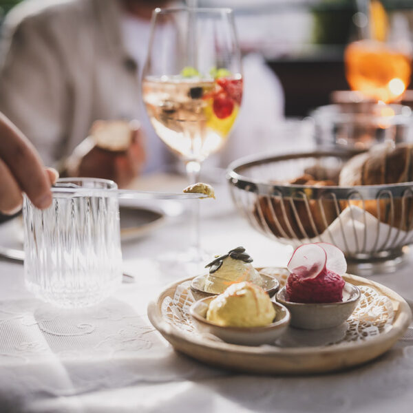 Die köstlichen hausgemachten Aufstriche auf einem schön eingedeckten Tisch auf der Terrasse