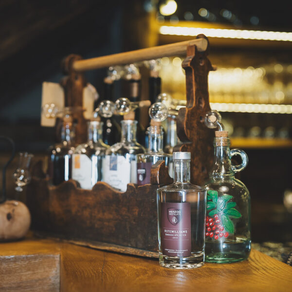 Vielfältige Auswahl an hochwertigen Schnäpsen in einer schönen Kiste an der Bar